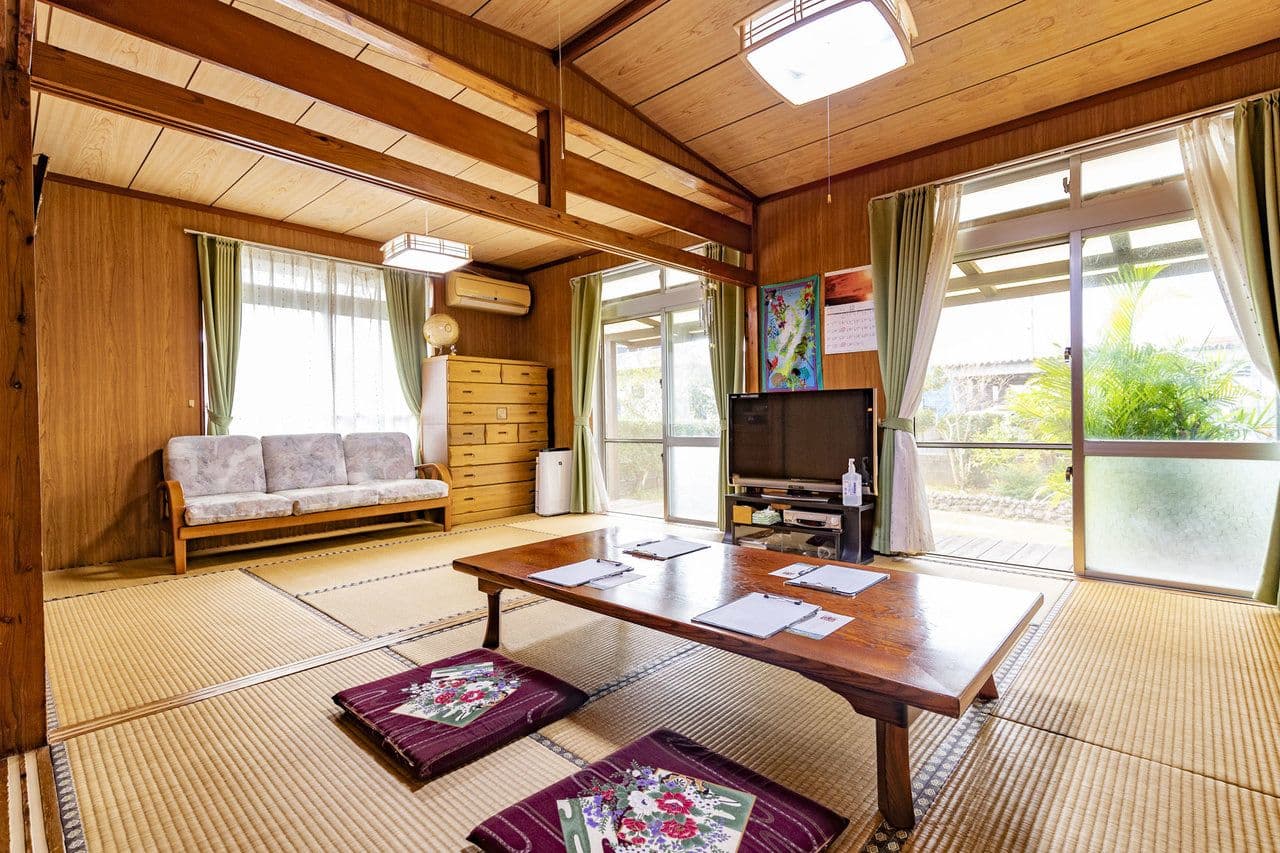 Pros and Cons of Agency Operation vs. Self-operation in Minpaku Management