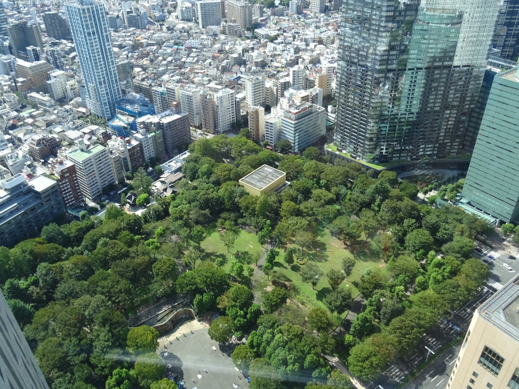 新宿中央公園北西側に地上39階の複合棟計画:周辺の賃貸物件は再開発期待をどう織り込むか?